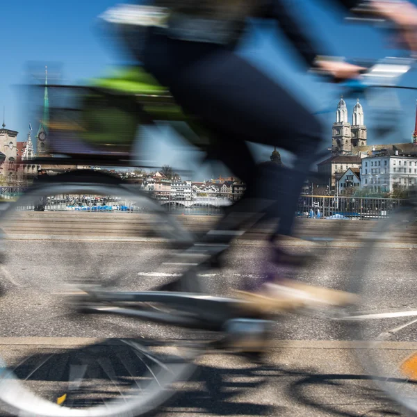 モーションの都市チューリッヒ景観ぼやけて都市交通 — ストック写真