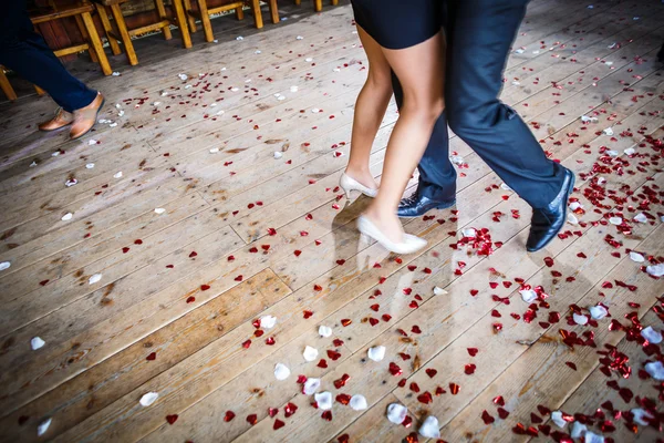 Paar tanzt auf einer Tanzfläche während einer Hochzeitsfeier — Stockfoto