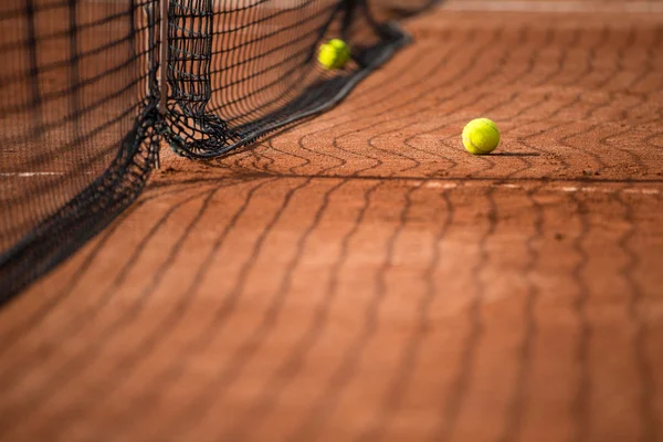 Tenis kortu, tenis topu ve ağ. — Stok fotoğraf