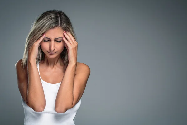 Vacker ung kvinna med svår huvudvärk/migrän/depression — Stockfoto