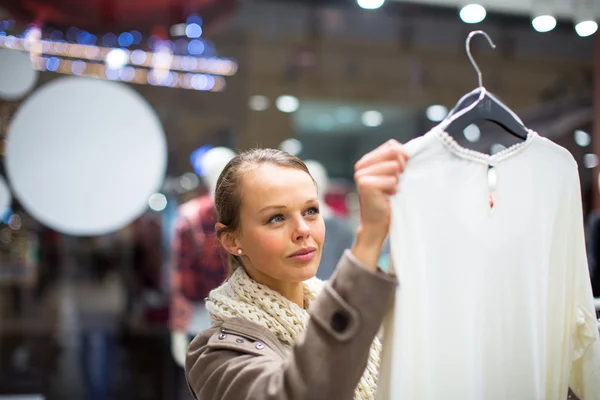 Mujer joven de compras en una tienda de moda — Foto de Stock