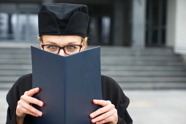 Bella, giovane donna che celebra con gioia la sua laurea — Foto Stock