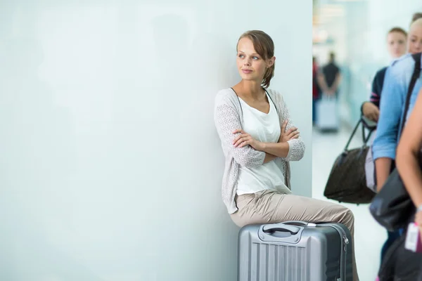 Junge Passagierin am Flughafen — Stockfoto