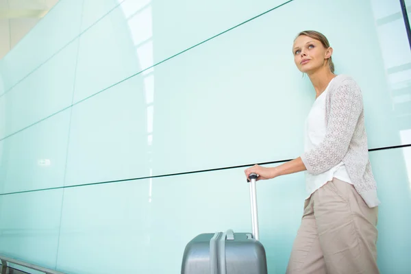 Jovem passageira no aeroporto — Fotografia de Stock