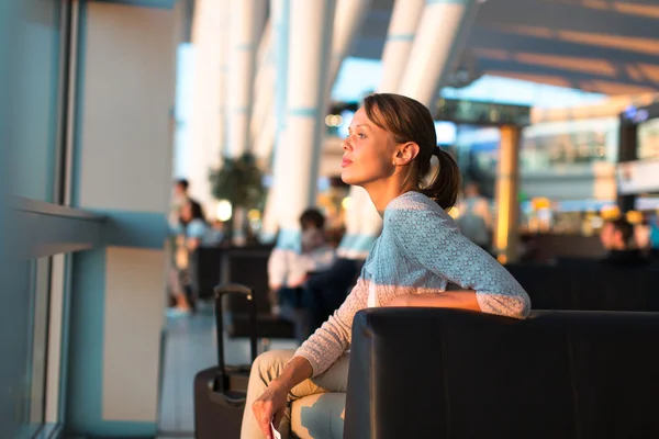 Unga kvinnliga passagerare på flygplatsen — Stockfoto