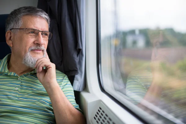 Homem idoso desfrutando de uma viagem de trem — Fotografia de Stock