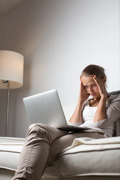 Sehr müde junge Frau, die mitten in der Nacht Öl verbrennt — Stockfoto