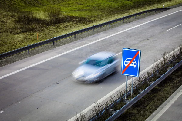 Tráfico por carretera - coches borrosos en movimiento en una carretera — Foto de Stock