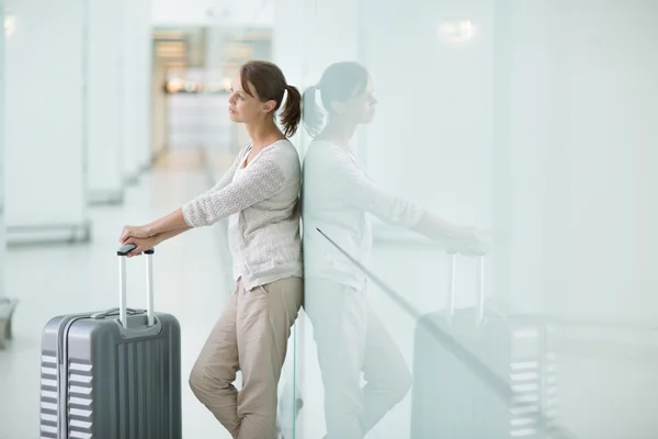 Jovem passageira no aeroporto — Fotografia de Stock