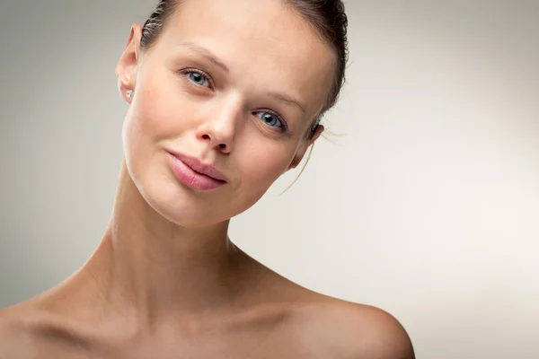 Retrato de beleza de um belo modelo feminino (cor tonificada imagem ) — Fotografia de Stock