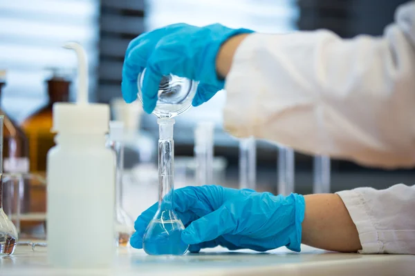 Mãos de uma pesquisadora fazendo pesquisa em um laboratório — Fotografia de Stock