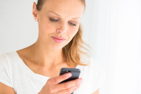 Bonita jovencita llamando a su teléfono — Foto de Stock