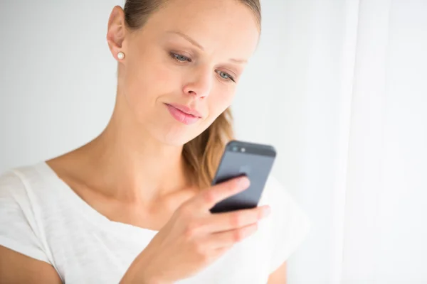 Hübsche, junge Frau, die am Telefon anruft — Stockfoto