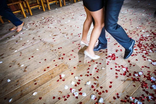 Pareja bailando en una pista de baile durante una celebración de boda — Foto de Stock