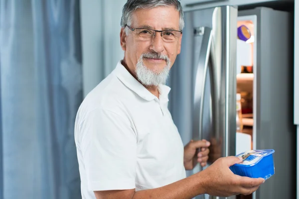 Va ancora bene? Uomo anziano nella sua cucina vicino al frigo — Foto Stock