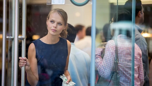 Hübsche, junge Frau verlässt ein Geschäft / Restaurant — Stockfoto