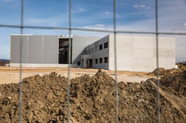 Etrafı çitlerle çevrili bir inşaat alanı.