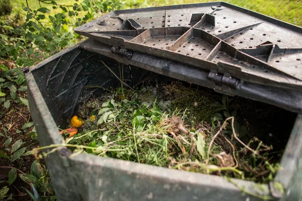 Plastik composter bir Bahçe — Stok fotoğraf