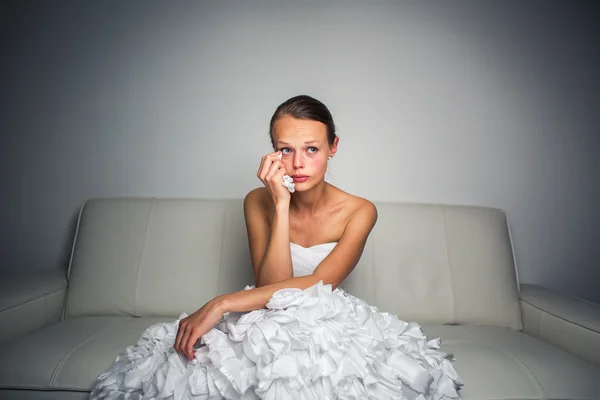 Triste mariée pleurant, frappée, se sentant basse et déprimée — Photo