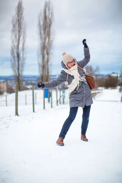 Vacker, ung kvinna har problem gå på en isig — Stockfoto