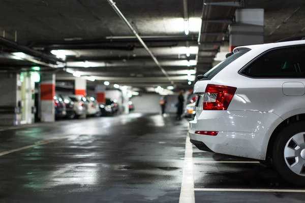 Estacionamento subterrâneo / garagem (DOF raso; cor tonificada imagem) — Fotografia de Stock