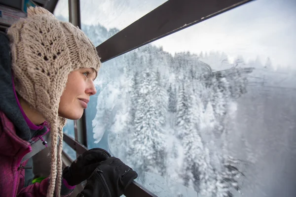 Hübsche, junge Frau bewundert herrliche Winterlandschaft — Stockfoto