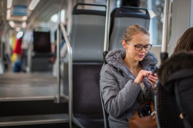 güzel ve genç bir Bayan tramvay/tramvay hattı üzerinde