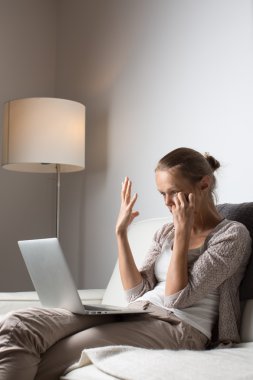 Çok yorgun genç kadın, midnigh yağ yakıcı