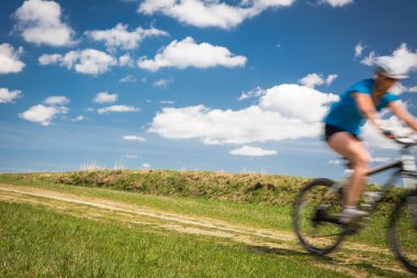 Açık havada dağ bisikleti üzerinde güzel, genç kadın motorcu