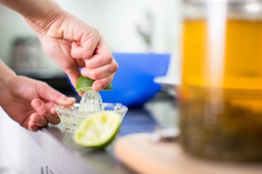 Genç kadın modern mutfağında yemek