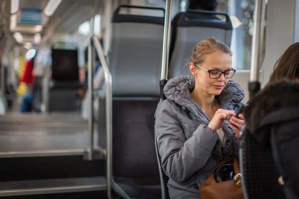 Hübsche, junge Frau in einer Straßenbahn — Stockfoto