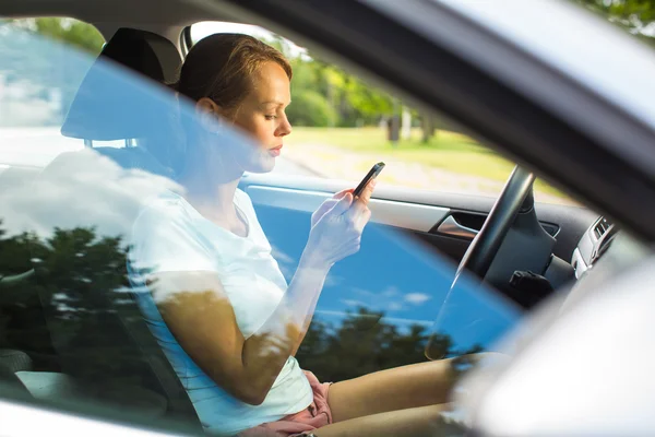 Mladá žena řízení její auto — Stock fotografie