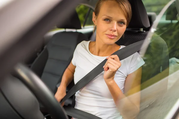 Giovane donna che guida la sua auto — Foto Stock