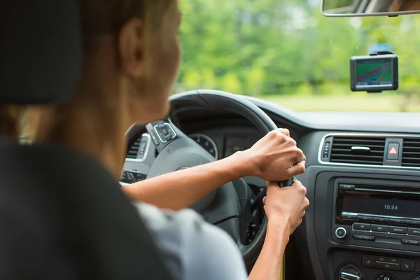 Jovem mulher dirigindo seu carro — Fotografia de Stock