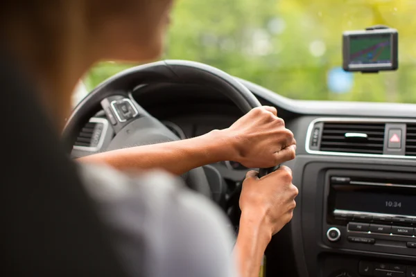 Mladá žena řízení její auto — Stock fotografie