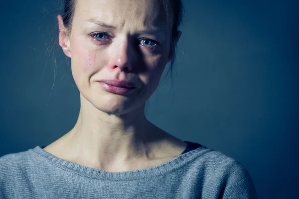 Jonge vrouw die lijdt aan ernstige depressie / angst / verdriet — Stockfoto