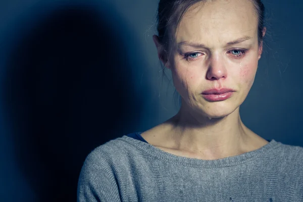 Молодая женщина страдает от тяжелой депрессии / тревоги / грусти — стоковое фото