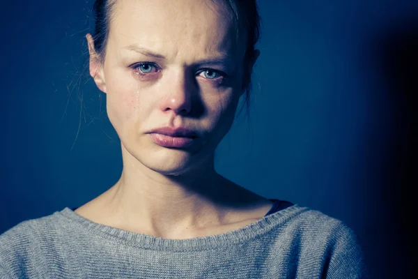 Ağır depresyon, endişe ve üzüntü çeken genç bir kadın. — Stok fotoğraf