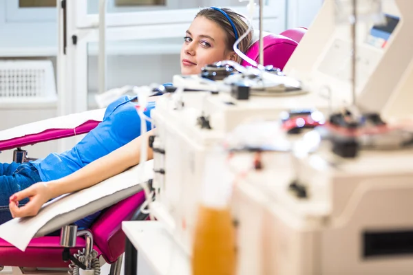 Bella, giovane donna che dà sangue / plasma — Foto Stock