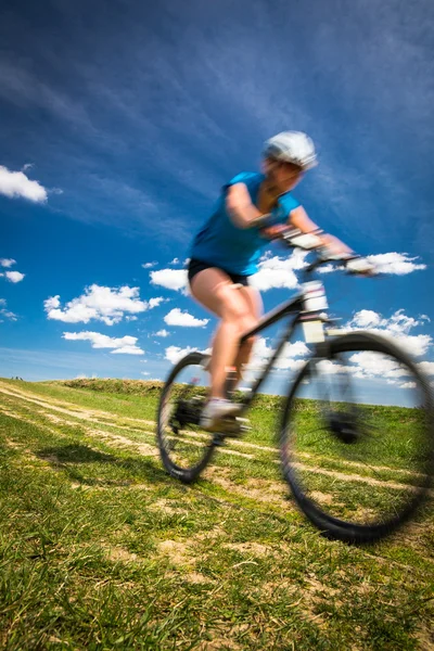 Ładna, młoda kobieta rowerzysta na zewnątrz na jej rower górski — Zdjęcie stockowe