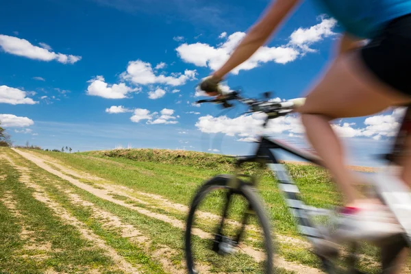 Guapa, joven motorista al aire libre en su bicicleta de montaña — Foto de Stock