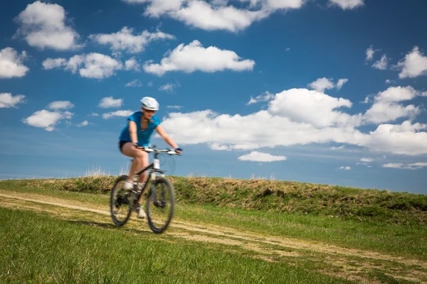 Csinos, fiatal női motoros kint a neki MTB — Stock Fotó