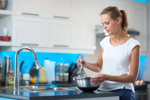 Mulher bonita, jovem em sua cozinha moderna, limpa e brilhante — Fotografia de Stock