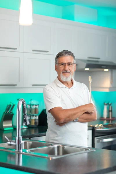 Homem sênior de pé em sua cozinha renovada e moderna, — Fotografia de Stock