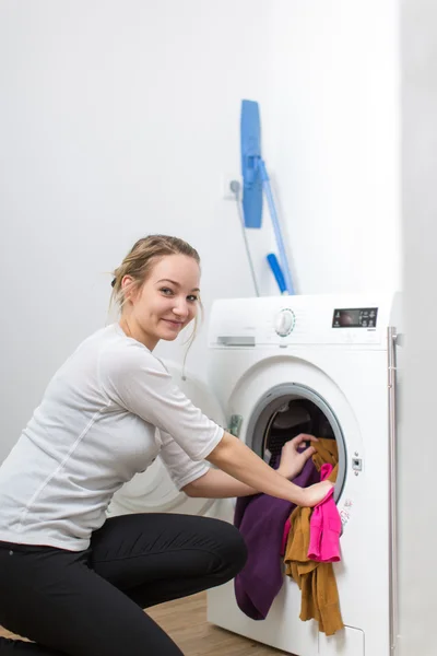 Lavori domestici: giovane donna che fa il bucato — Foto Stock