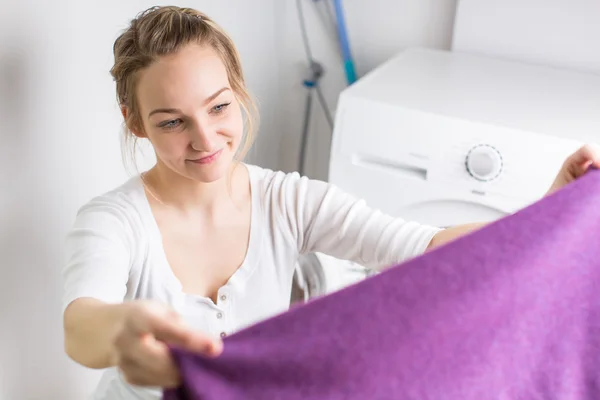 Hausarbeit: junge Frau beim Wäschewaschen — Stockfoto