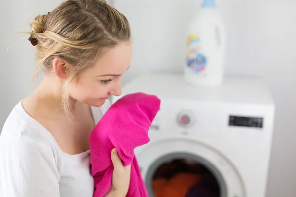 Ménage : jeune femme faisant la lessive — Photo