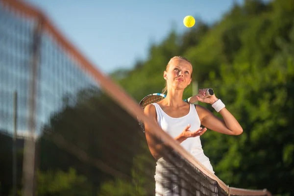 Porträtt av en ganska ung tennisspelare — Stockfoto