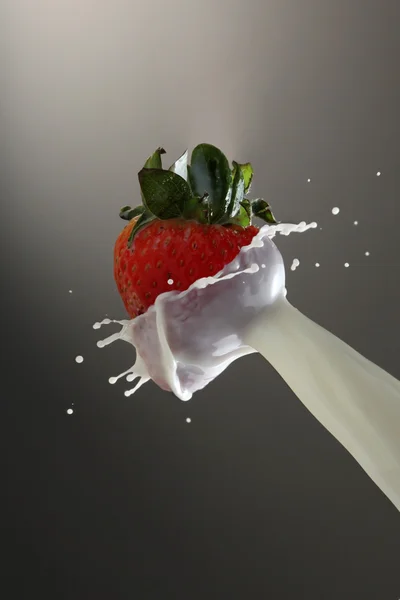 Milk splashing on strawberry — Stock Photo, Image