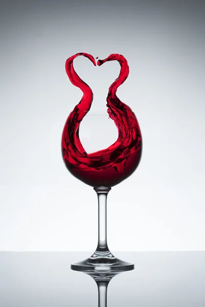 Hjerteformet rødvin splash - Stock-foto